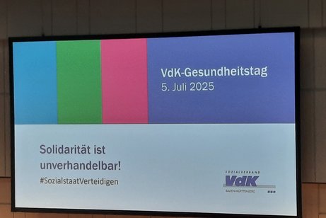 Plakat mit Thema des Gesundheitstages: Solidarität ist unverhandelbar
