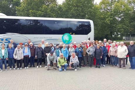 Teilnehmer vor dem Bus