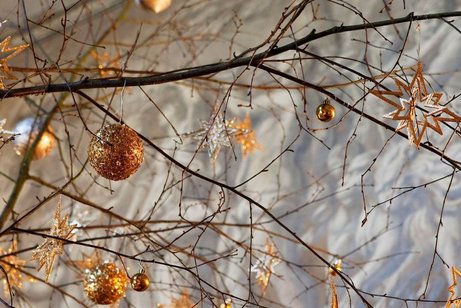 Weihnachtskugel und Sterne