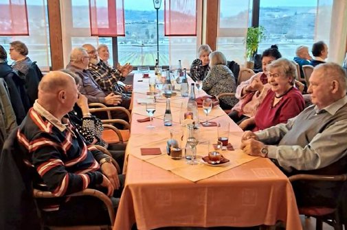 Gesellige Gruppe am Tisch