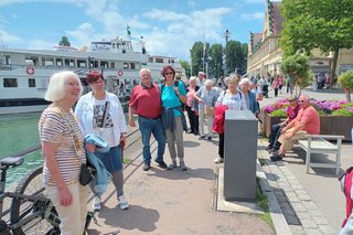 froh gelaunte Reiseteilnehmer am Hafen von Lindau