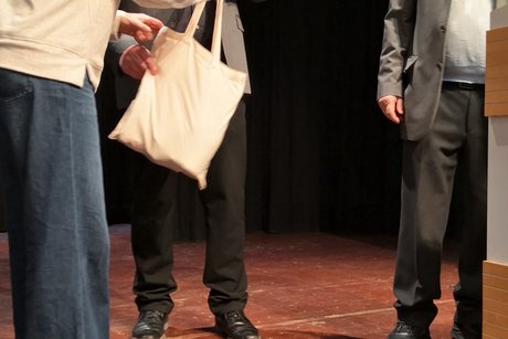 Winter-/Adventsfeier 2025 - Annette Kusche &uuml;berreicht Franz Brenneis ein Pr&auml;sent