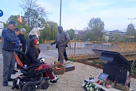 Walter Lübcke Memorial Das Walter Lübcke Memorial - Zum Gedenken an den von einem AfD-Anhänger ermordeten Unionspolitiker in Bronze vor der Parteizentrale der Union, enige Ehrenamtliche des Ortsverbandes gedenken mit
