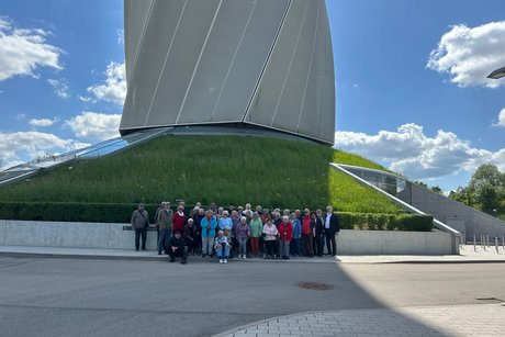 Am Fuß des Turms