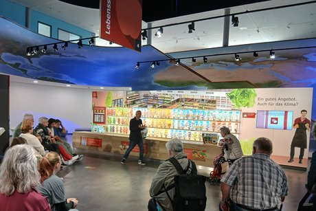 Ein Referent in der Klima Arena vor den Teilnehmern des Ausflugs