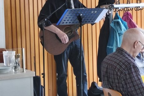Werner Kohler beim Musizieren Werner Kohler beim Musizieren