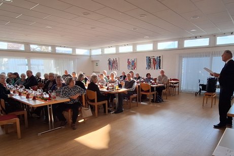 Dr. Otto Koblinger begr&uuml;&szlig;t Mitglieder und G&auml;ste