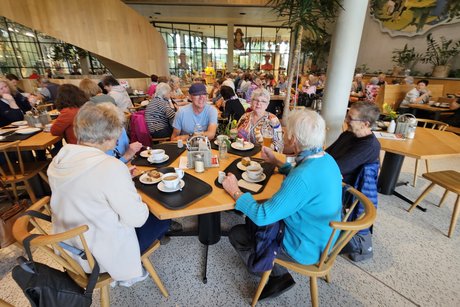 Einkehr im nach Bioland-Richtlinien zertifizierten Restaurant in der Rapunzel-Welt mit Kaffeespezialitäten und Kuchen.