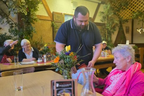 Frau Schnepf wurde f&uuml;r 25 Jahre Mitgliedschaft geehrt.