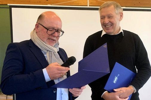 VdK GF Stefan Pfeil verleiht Dr. Koblinger den Kreis-Ehrenvorsitz