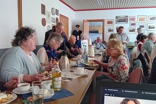 Bild zeigt Personen beim Kaffee trinken