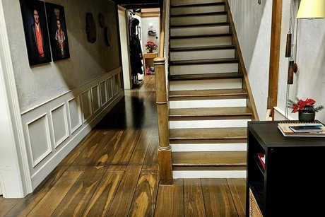 Der Eingang des Faller Hofes mit Treppe nach oben - nachgebaut im Studio.