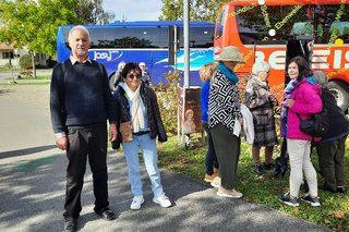 Mitglieder vor dem Bus