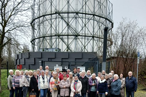 Gruppenfoto vor dem Gasometer