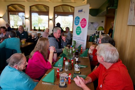 Besucher der Weihnachtsfeier im Gespr&auml;ch