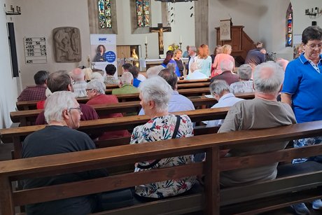 Die Interessierten treffen ein