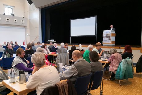 Blick in den gut gefüllten Saal in der "Alten Mälzerei"