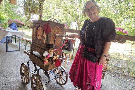 Frau Scheck mit Drehorgel
