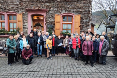 alle Teilnehmer stehen vor der Unterkunft