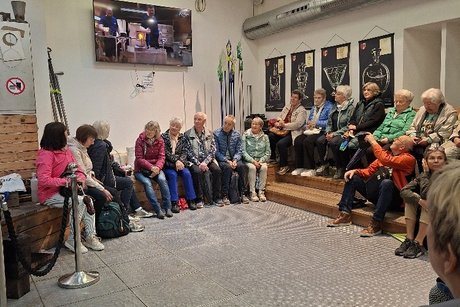 VdK'ler in der Glasbläserei bei der Vorführung