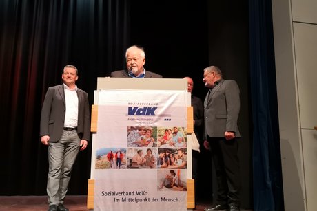 Winter-/Adventsfeier 2025 - Pressewart R&uuml;diger Eberle dankt der Vorstandschaft f&uuml;r die geleistete Arbeit im Jahr 2025