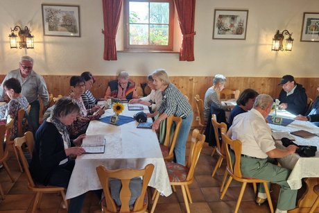 Die Ausflügler sitzen in der Gaststätte