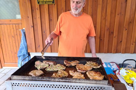 Günter an der Grillstation