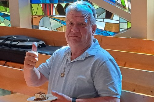 Gast zeigt Daumen nach oben