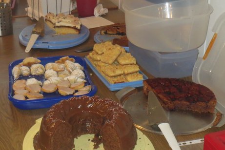 Die Kuchentheke mit verschiedenen Kuchen