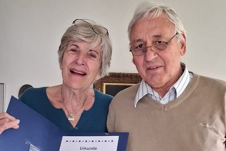Bild mit Frau Urkunde