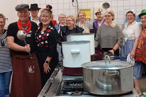 VdK-Helferteam Am Fastnachtssamstag veranstaltet der VdK OV Philippsburg das Närrische Schlachtfest in der Festhalle Philippsburg