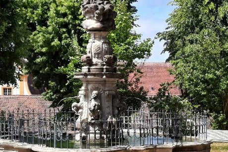 Brunnen vor Klosterkirche