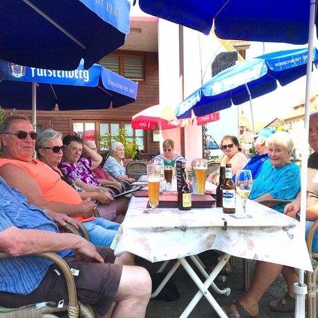 Männer und Frauen unterm Sonnenschirm