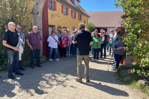 Fritz K&ouml;nig von der Schmalzm&uuml;hle begr&uuml;&szlig;t die Teilnehmer des VdK