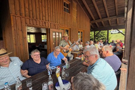 Als &Uuml;berraschungsgast Herr Harald Stadelmann vom OV Geisingen auf der Gitarre