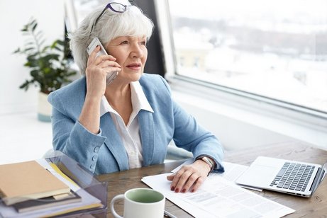 Frau am Schreibtisch telefoniert