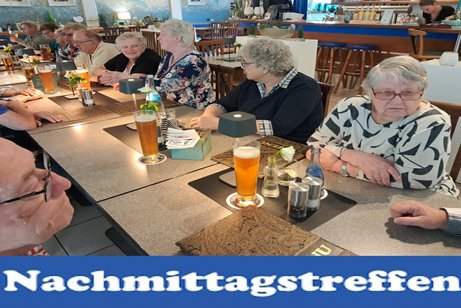 Bild zeig Leute an den Tischen sitzend