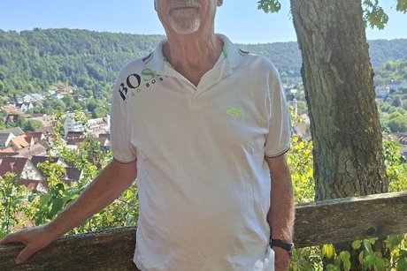 Bert mit Hintergrund von Blaubeuren