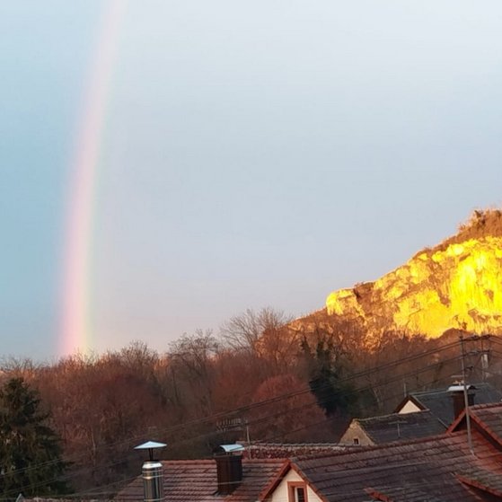 Im Vordergrund der Isteiner Klotz. Im Hintergrund blauer Himmel mit einem wundersch&ouml;nen Regenbogen