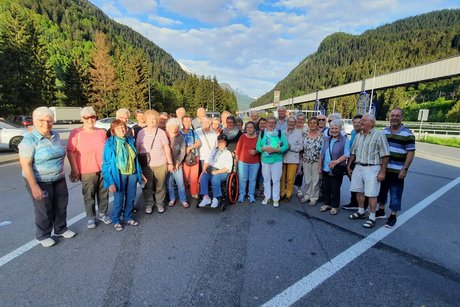 Die Reisegruppe steht zusammen