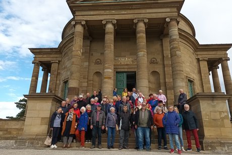 Gruppenfoto der Mitglieder und Gäste vor der Grabkapelle auf dem Württemberg
