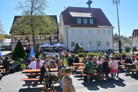 Viele G&auml;ste kamen zum Rathaus