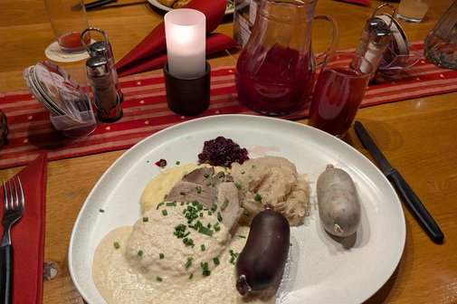 Metzgete Teller mit Blut- und Leberwurst, Kesselifleisch, Kartoffelbrei, Sauerkraut und Preiselbeeren