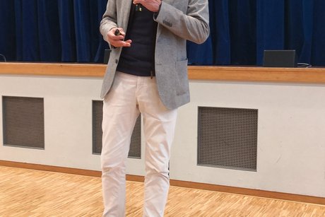 Herbstfest 2025 Herbstfest 2025 - Dr. med. Peter A. Oberst bei seinem Fachvortrag zum Thema "Schlaganfall"