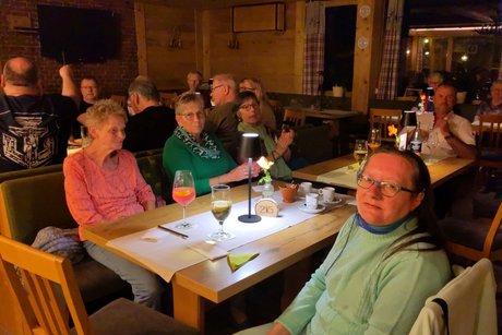 Das Bild zeigt einen Blick in die Runde der in Stimmung kommenden Mitreisenden