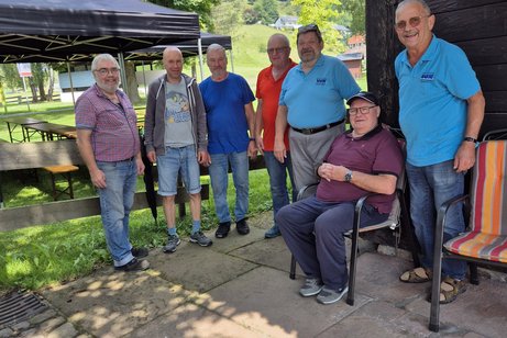 Das Bild zeigt 3 Vorstände des Ortsverein sowie 4 freiwillige Helfer des Ortsverbandes