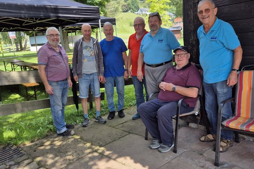 Das Bild zeigt 3 Vorstände des Ortsverein sowie 4 freiwillige Helfer des Ortsverbandes