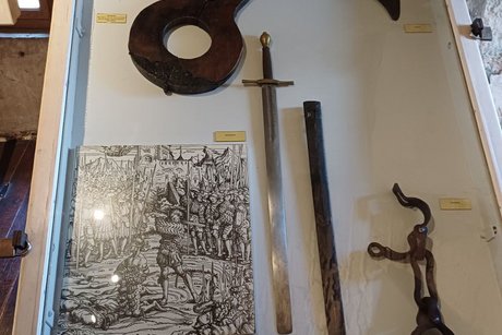 Museum: Kriegsgerät Schwert, Beil, Handschellen