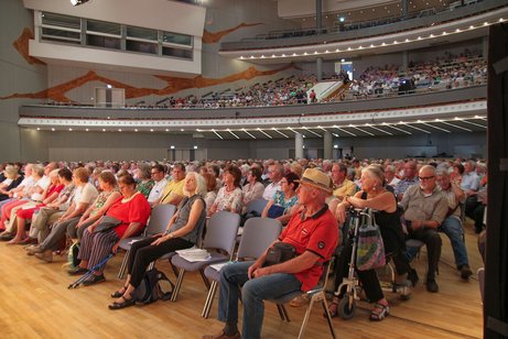 Ein Teil der 1800 Anwesenden in der Liederhalle, wie sie auf auf ihren Stühlen sitzen und zuhören