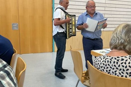 Gregor Mütsch als Musiker mit seiner Quetsche und Anton Rie